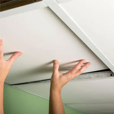 Buon prezzo Pannello di soffitto in gesso in PVC a prova d'acqua e a prova di fuoco leggero per sistemi a soffitto sospeso in linea