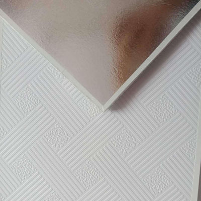 Buon prezzo Soffitto in gesso laminato PVC di alta qualità, resistente al fuoco, resistente all'acqua, decorativo 600x600mm in linea