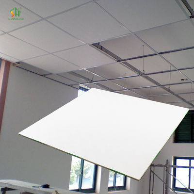 Buon prezzo Pannello per soffitto in gesso PVC da 595x595mm, spessore 7,5mm, con isolamento acustico 39-40, ignifugo, per decorazione di interni di hotel in linea